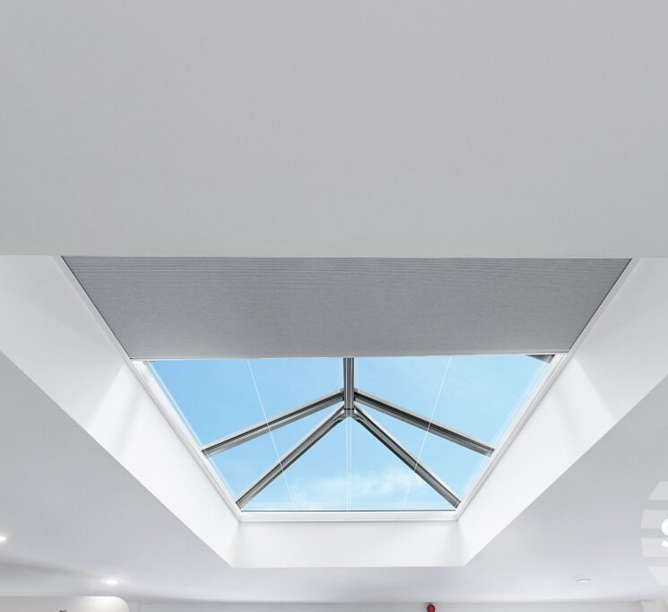 Skylight smart blind